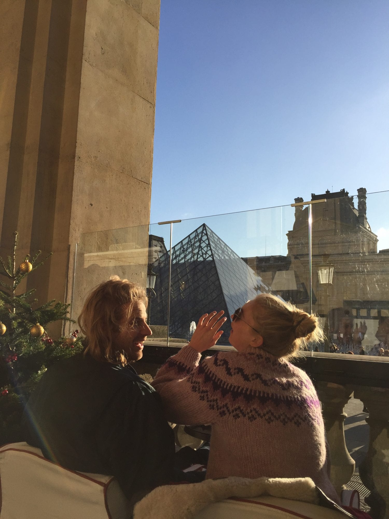 Lovers overlooking La Louvre